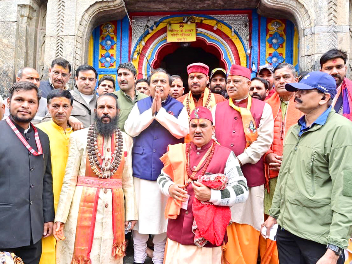 Mukesh Ambani Visits Badrinath Temple and Kedarnath Temple Photos6