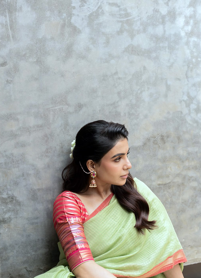 Samantha Shines Like Gold in an Elegant Silk Saree Photos...4