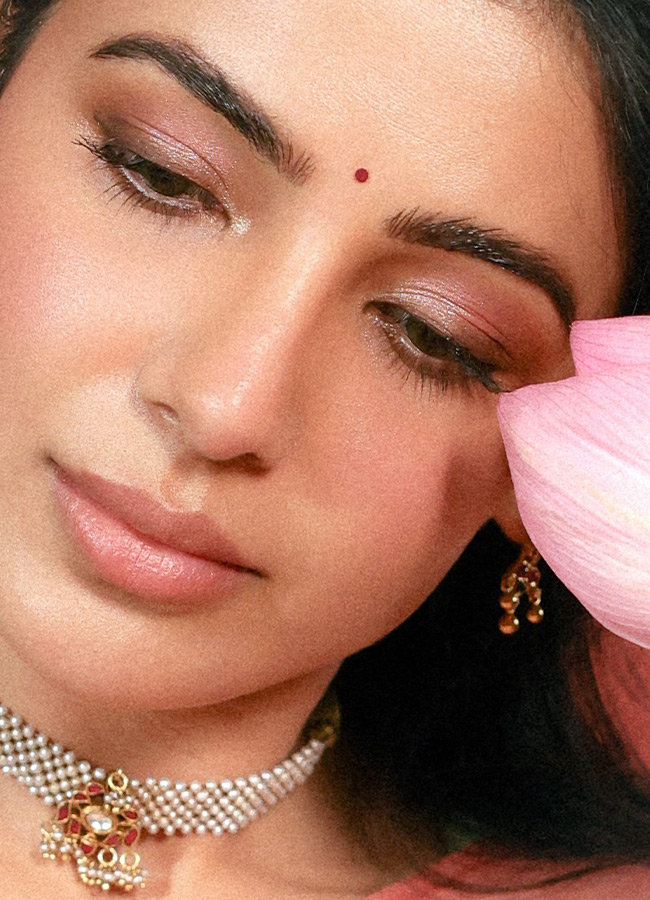 Samantha Shines Like Gold in an Elegant Silk Saree Photos...6