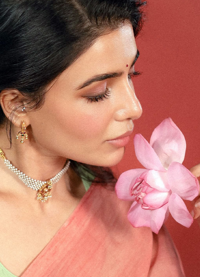 Samantha Shines Like Gold in an Elegant Silk Saree Photos...7