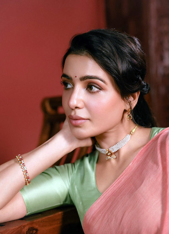 Samantha Shines Like Gold in an Elegant Silk Saree Photos...9
