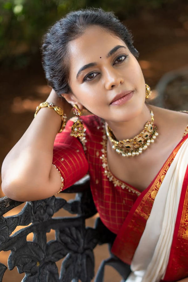 Bindu Madhavi Shares thanked those who wished My birthday On Social Media Photos6