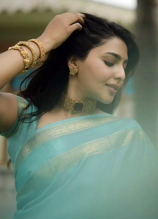 Malayalam Beauty Aishwarya Lekshmi Stuns in a Black Dress Stunning Photos10