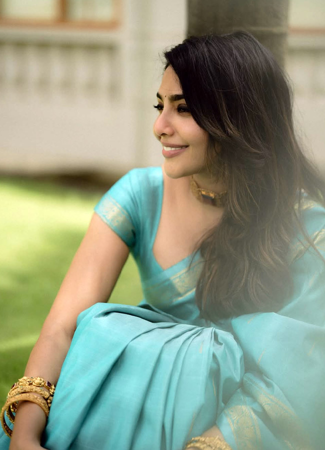 Malayalam Beauty Aishwarya Lekshmi Stuns in a Black Dress Stunning Photos7