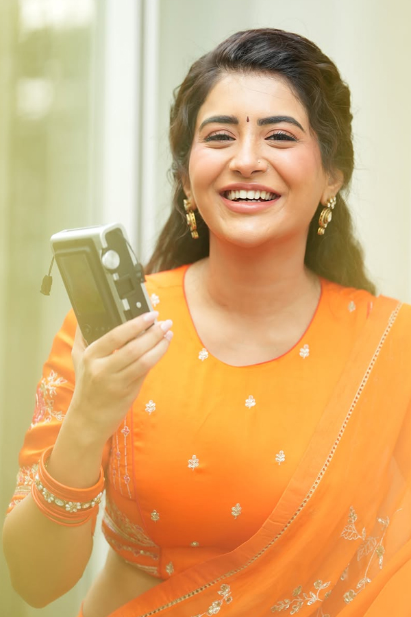 Actress Raashi Singh Stuns with Her Stylish Poses Photos2