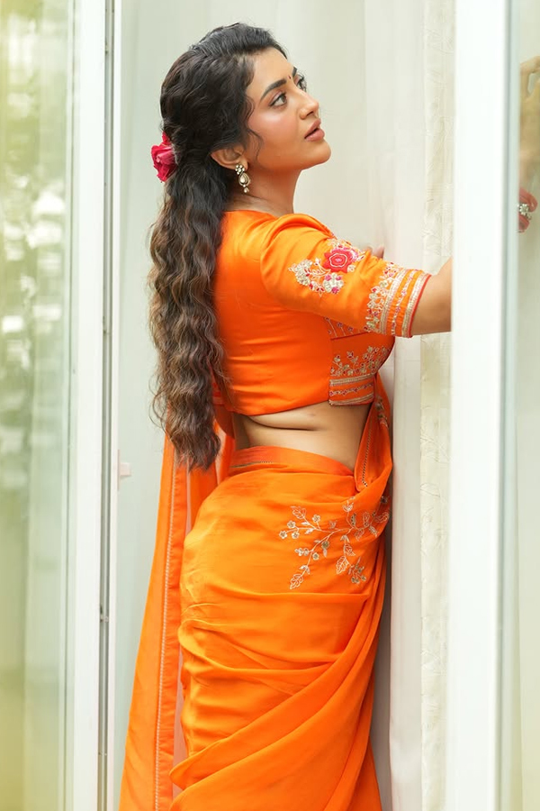 Actress Raashi Singh Stuns with Her Stylish Poses Photos12