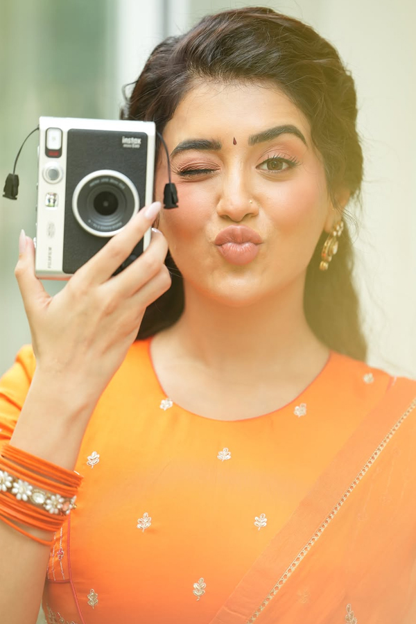 Actress Raashi Singh Stuns with Her Stylish Poses Photos6