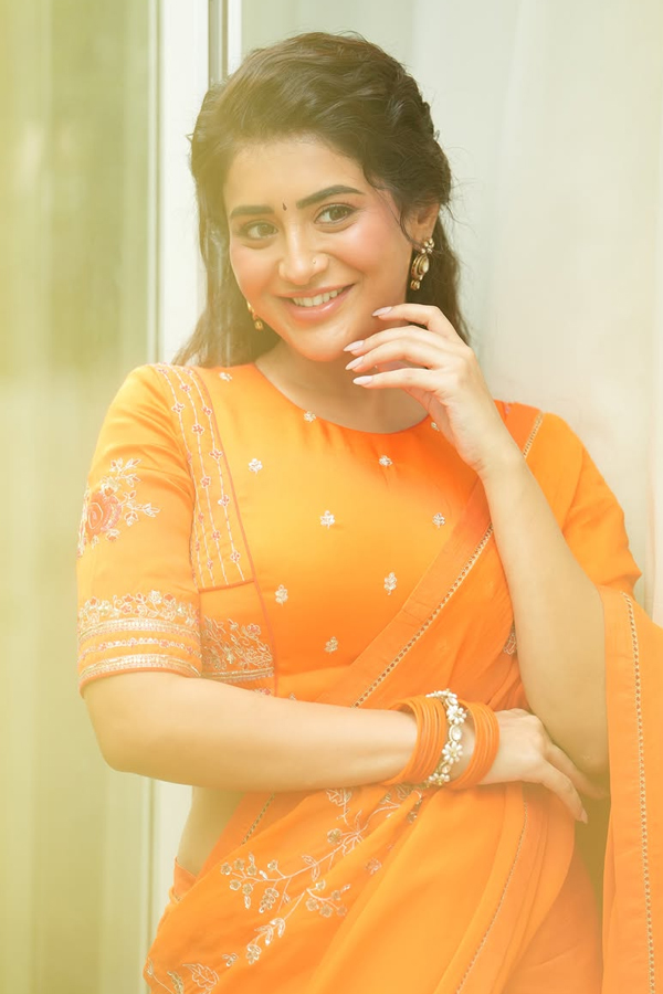 Actress Raashi Singh Stuns with Her Stylish Poses Photos7