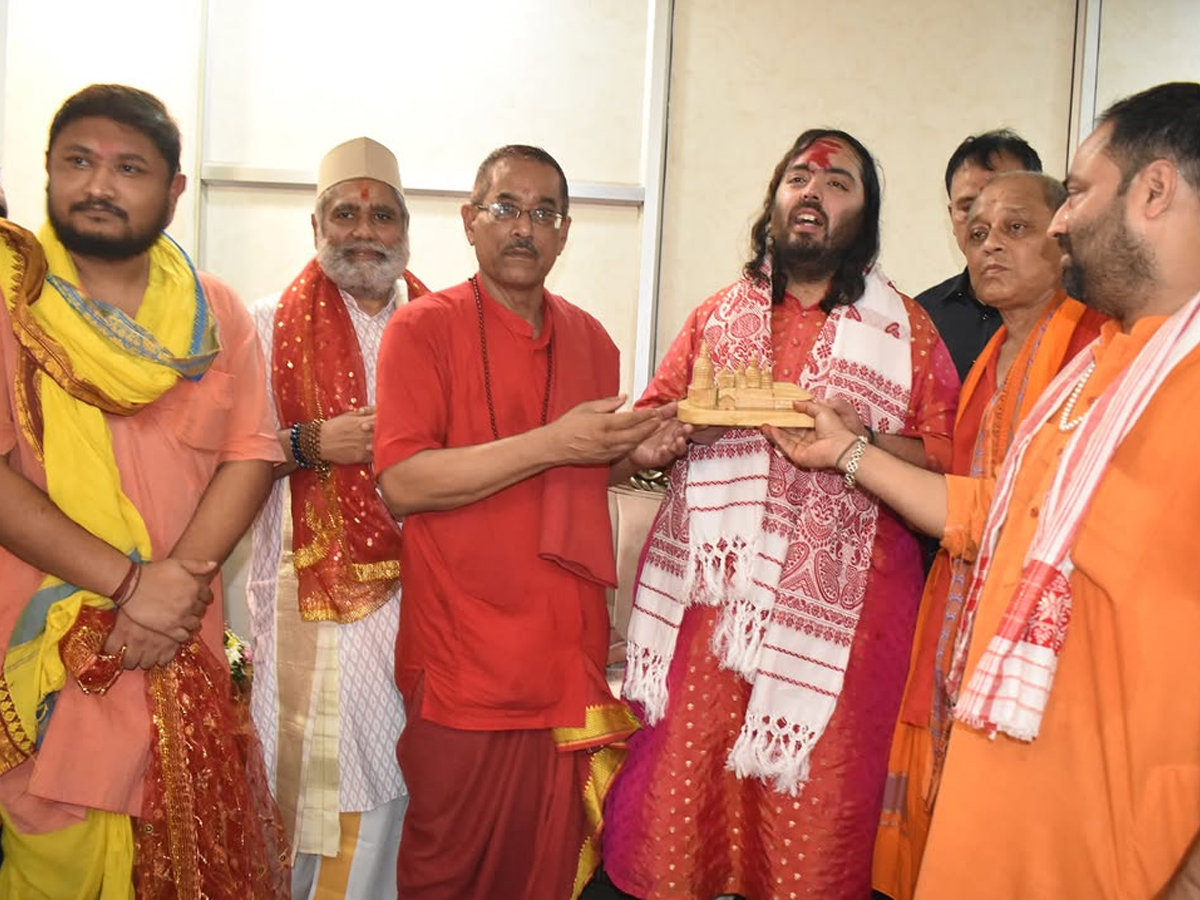 Anant Ambani visited Kamakhya Temple to offer His prayers: Photos1