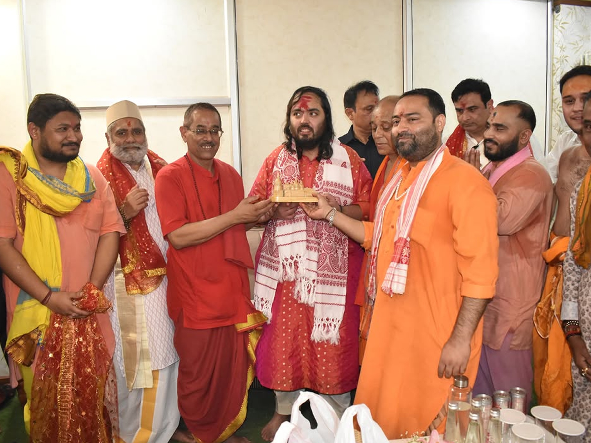 Anant Ambani visited Kamakhya Temple to offer His prayers: Photos5