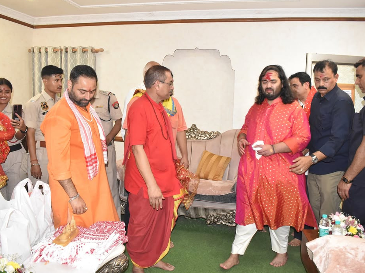 Anant Ambani visited Kamakhya Temple to offer His prayers: Photos6