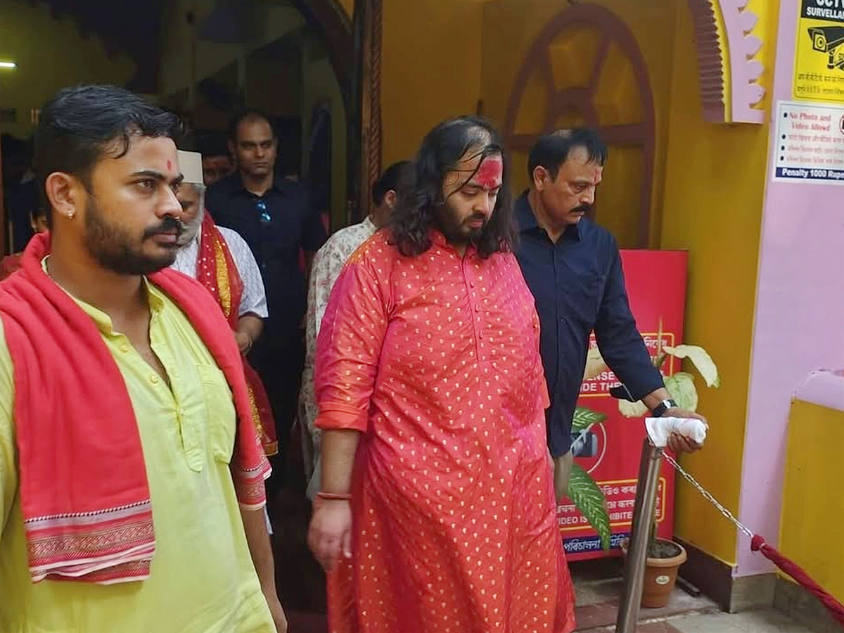 Anant Ambani visited Kamakhya Temple to offer His prayers: Photos7