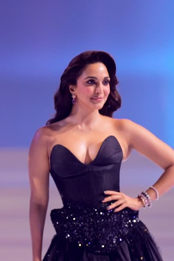 Kiara Advani and Karan Johar stole the show in all-black looks: Photos12