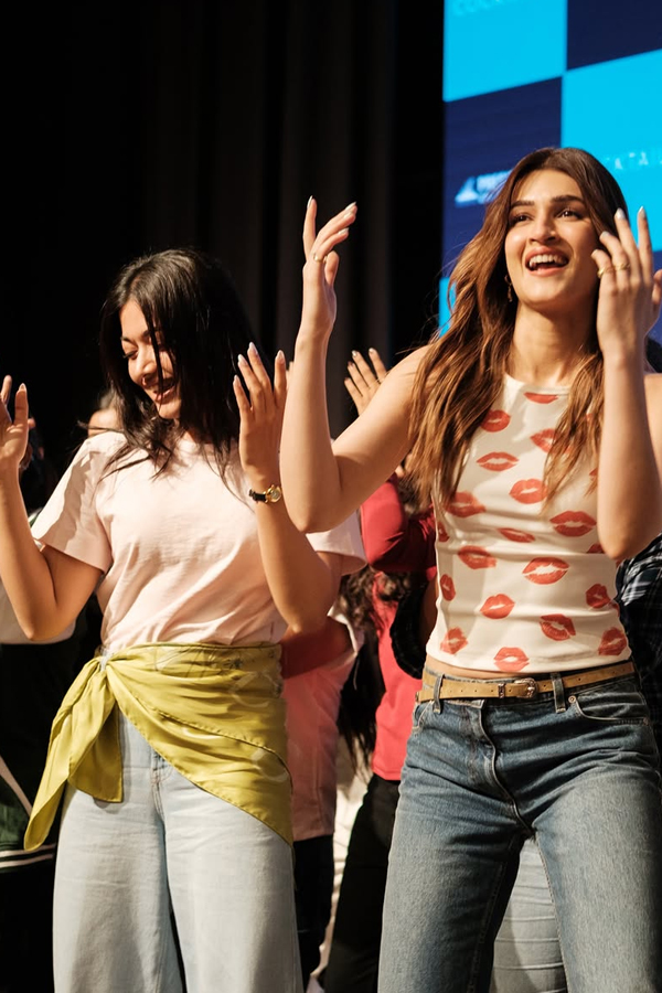 Rashmika Mandanna And Kriti Sanon Cocktail 2 fever In Bengaluru Photos6