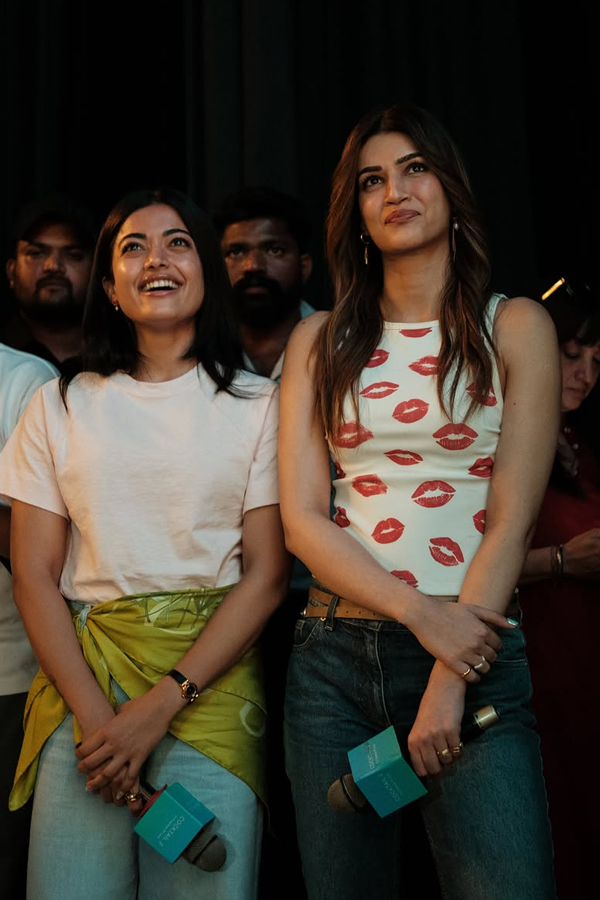Rashmika Mandanna And Kriti Sanon Cocktail 2 fever In Bengaluru Photos7