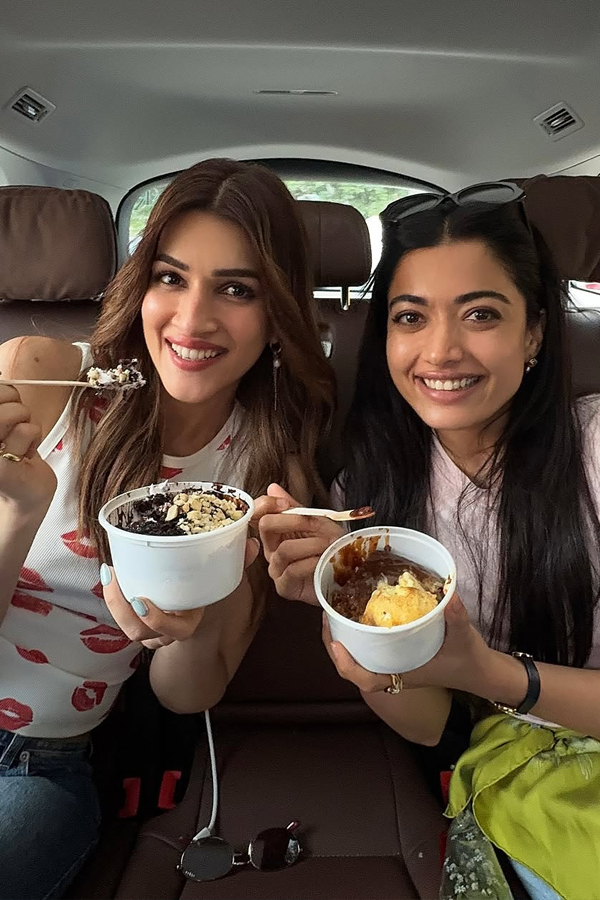 Rashmika Mandanna And Kriti Sanon Cocktail 2 fever In Bengaluru Photos10
