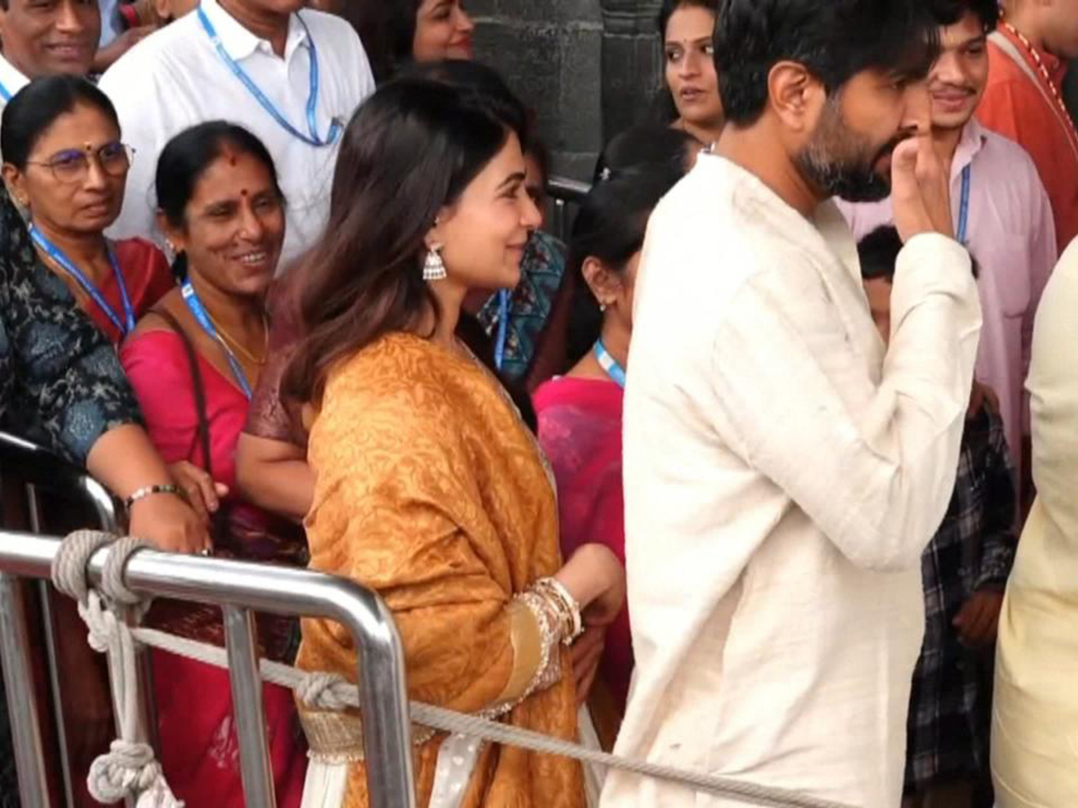 Actress Samantha Husband Raj Nidimoru, Sreemukhi in Tirumala10