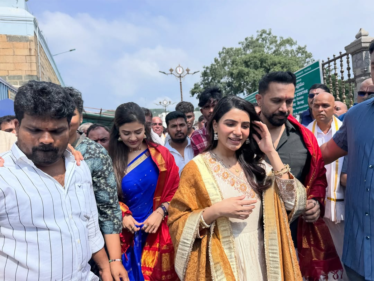 Actress Samantha Husband Raj Nidimoru, Sreemukhi in Tirumala11