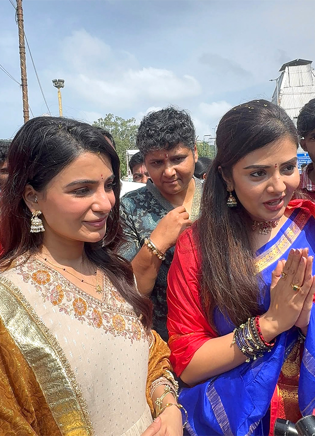 Actress Samantha Husband Raj Nidimoru, Sreemukhi in Tirumala14