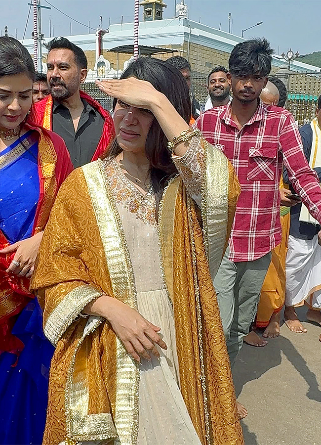 Actress Samantha Husband Raj Nidimoru, Sreemukhi in Tirumala15