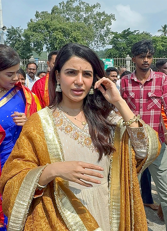 Actress Samantha Husband Raj Nidimoru, Sreemukhi in Tirumala17
