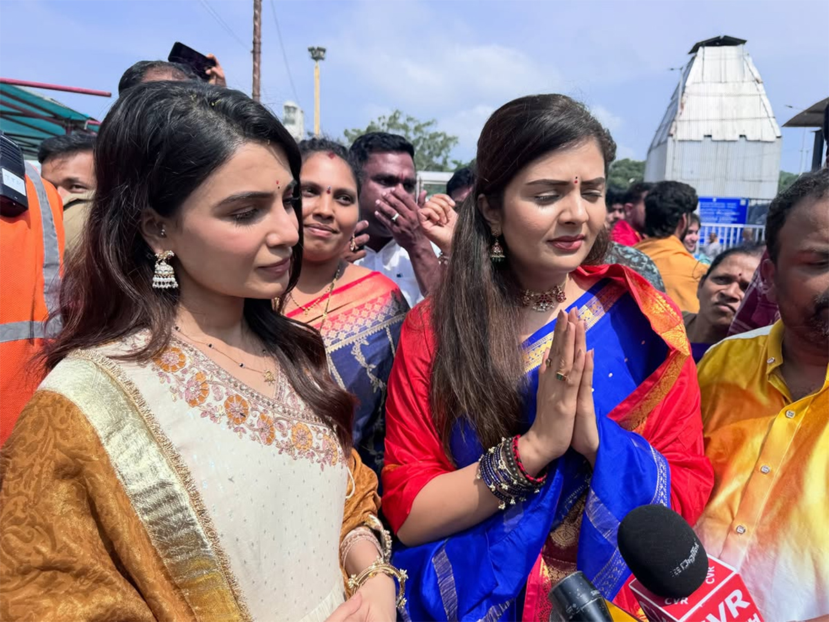 Actress Samantha Husband Raj Nidimoru, Sreemukhi in Tirumala18