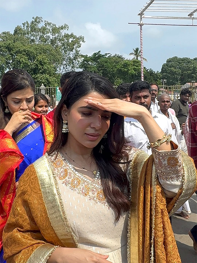 Actress Samantha Husband Raj Nidimoru, Sreemukhi in Tirumala19