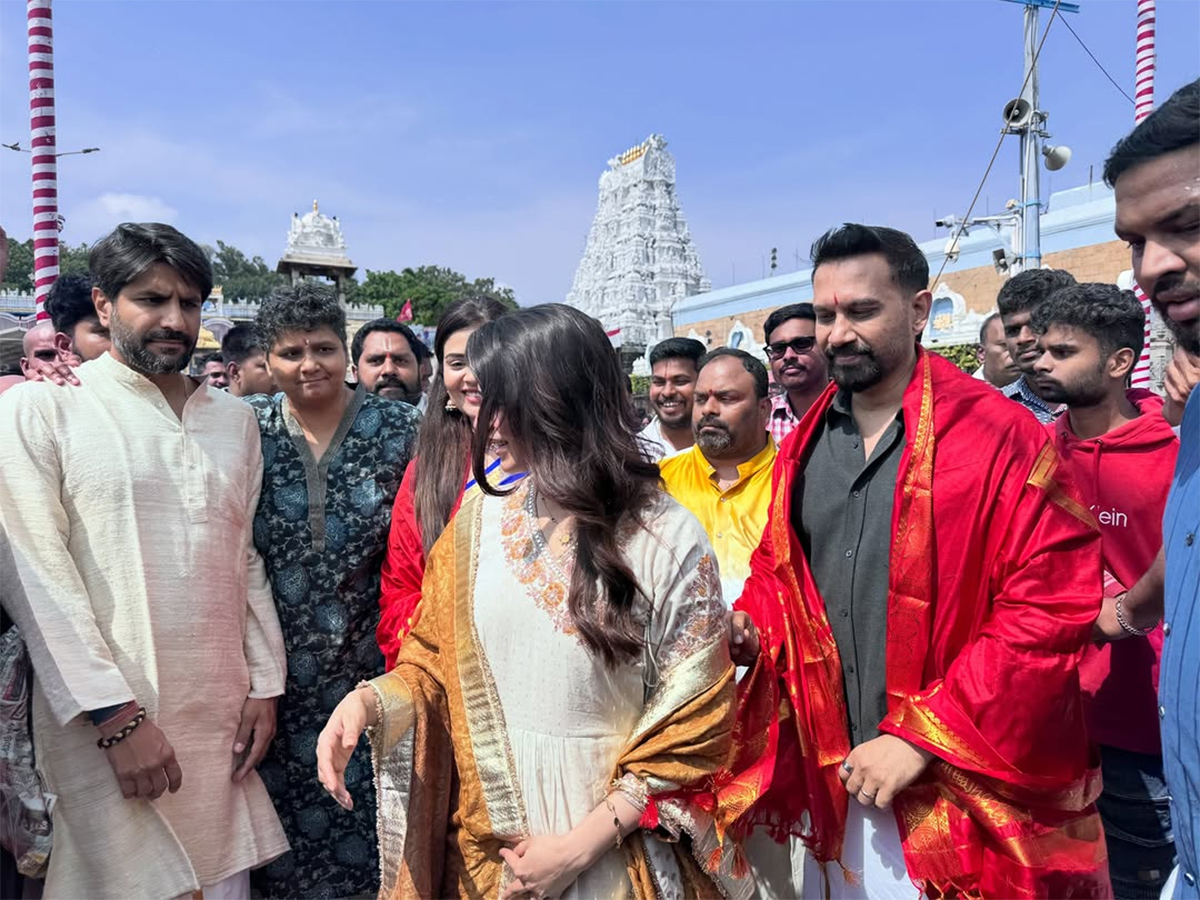 Actress Samantha Husband Raj Nidimoru, Sreemukhi in Tirumala20