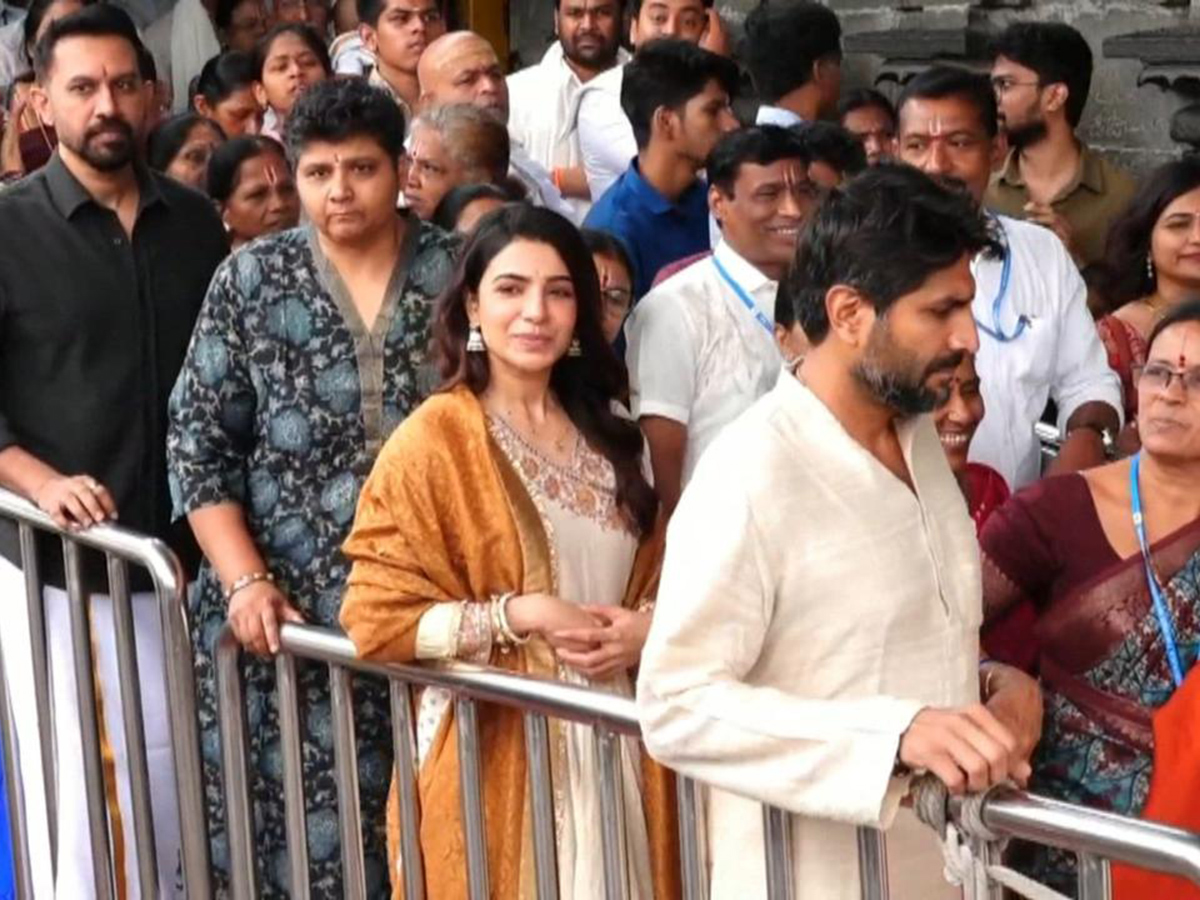 Actress Samantha Husband Raj Nidimoru, Sreemukhi in Tirumala4
