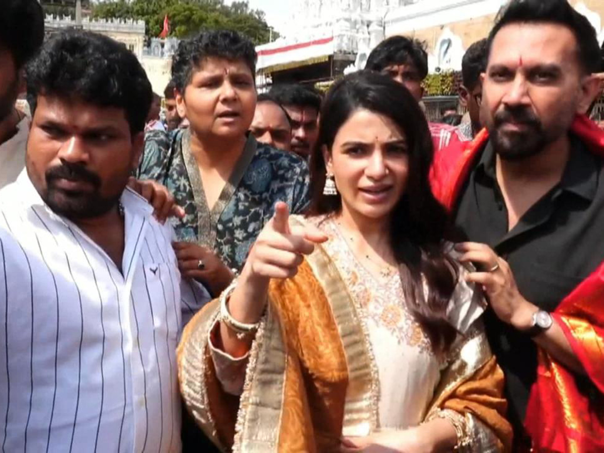Actress Samantha Husband Raj Nidimoru, Sreemukhi in Tirumala5