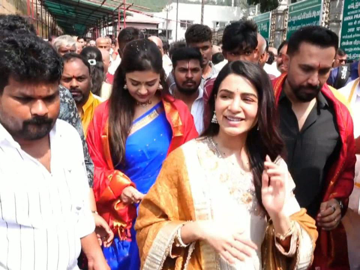 Actress Samantha Husband Raj Nidimoru, Sreemukhi in Tirumala6