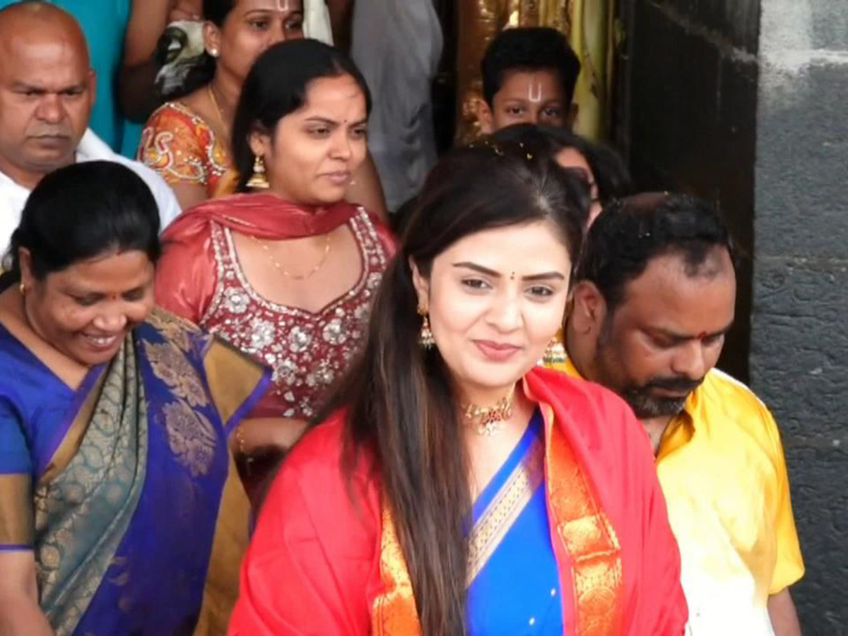 Actress Samantha Husband Raj Nidimoru, Sreemukhi in Tirumala7