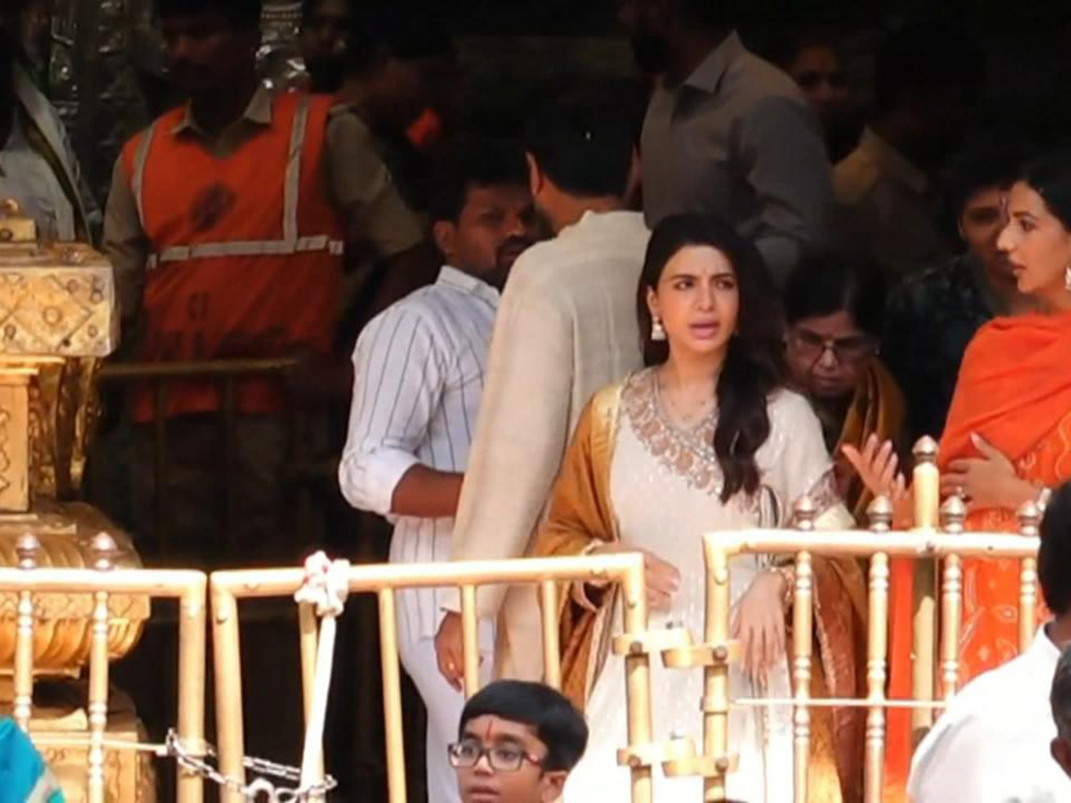 Actress Samantha Husband Raj Nidimoru, Sreemukhi in Tirumala8
