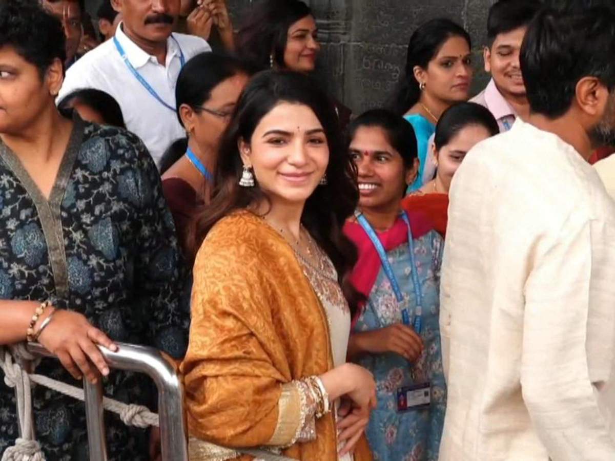 Actress Samantha Husband Raj Nidimoru, Sreemukhi in Tirumala9