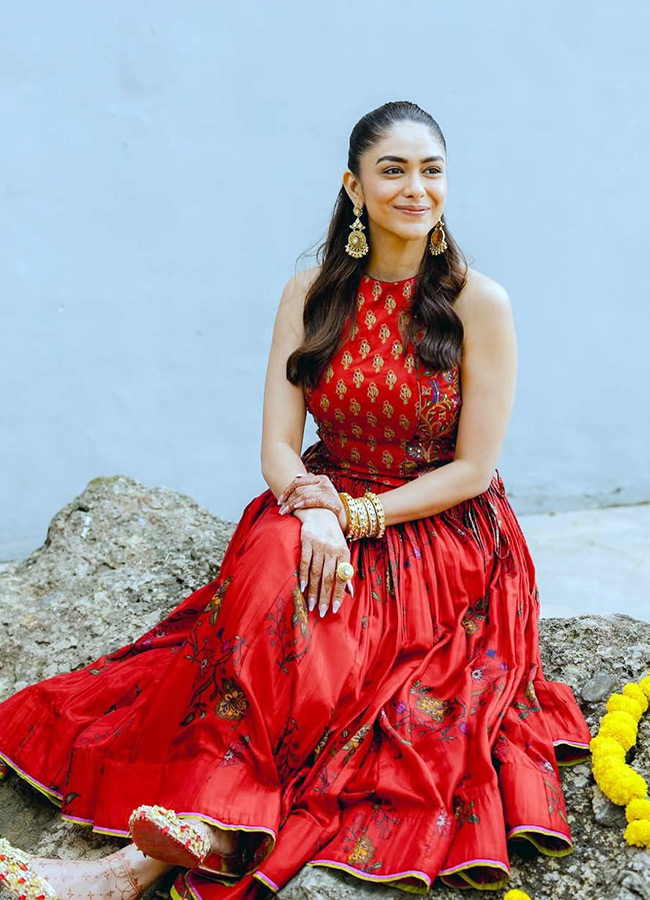 Anarkali ,Saree or Kurta  After Mrunal, No One Does It Better Photos..5