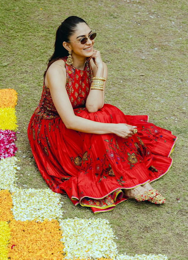 Anarkali ,Saree or Kurta  After Mrunal, No One Does It Better Photos..6