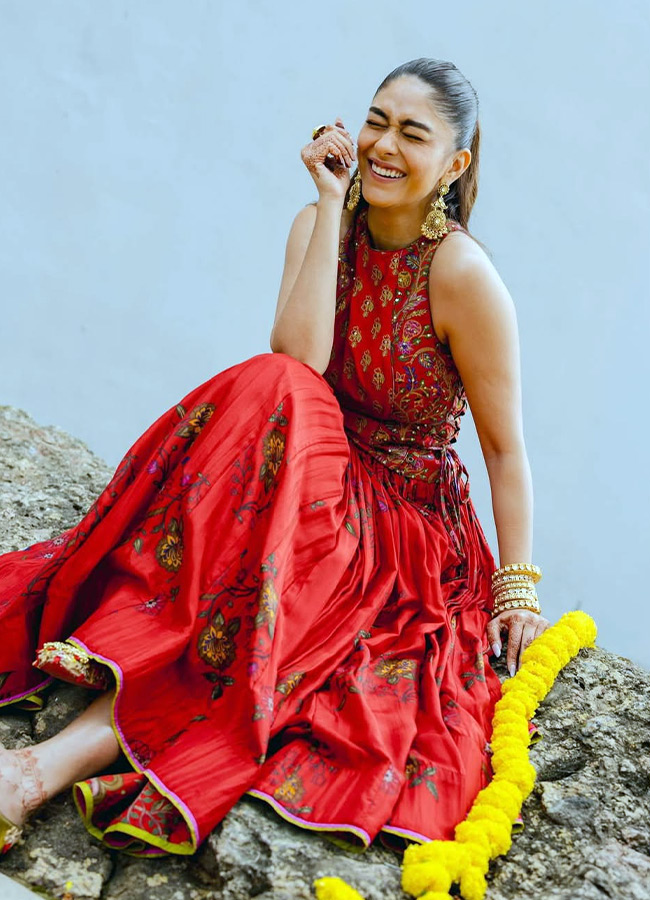 Anarkali ,Saree or Kurta  After Mrunal, No One Does It Better Photos..7