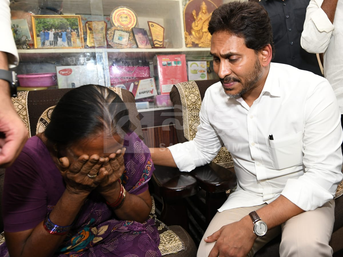 YS Jagan Consoles Sai Krishna Mother Vijayalakshmi At Her Home Photos7