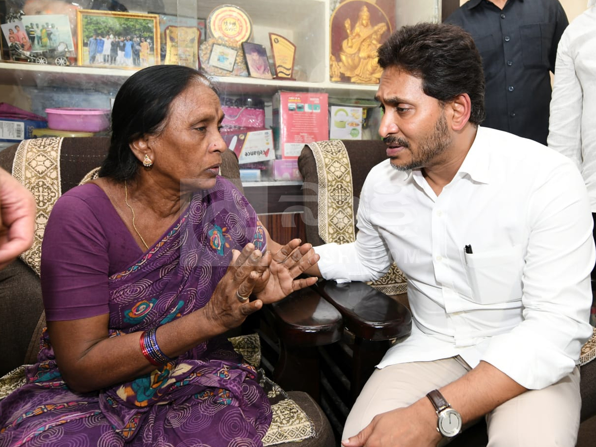 YS Jagan Consoles Sai Krishna Mother Vijayalakshmi At Her Home Photos9