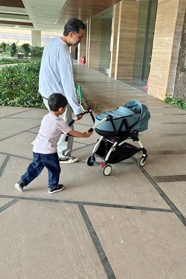 Actress SonamKapoor Family moments Photos3