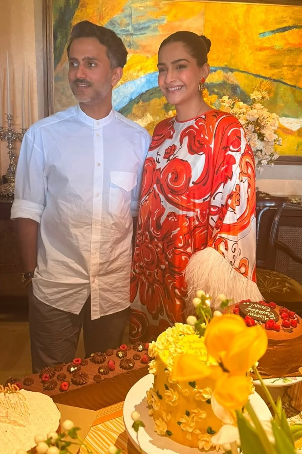 Actress SonamKapoor Family moments Photos7
