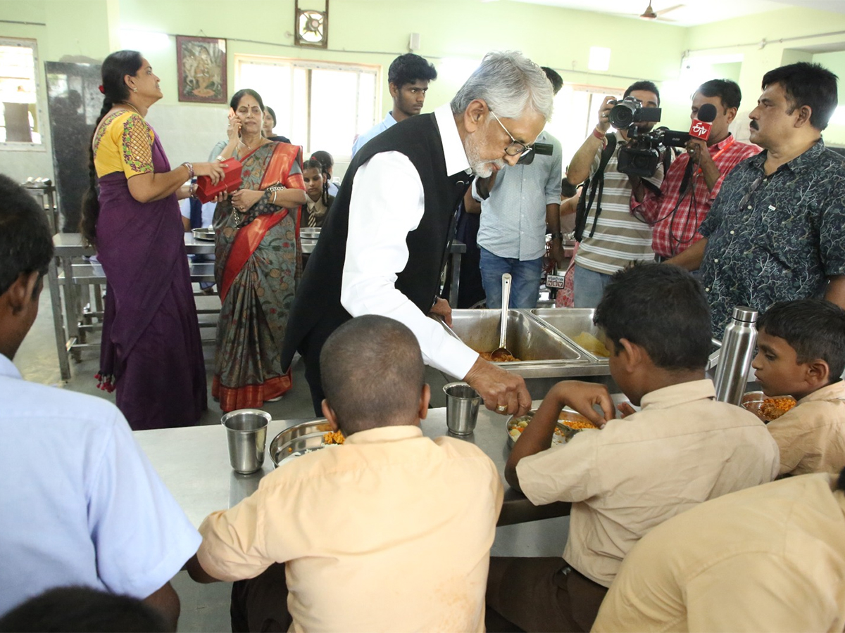 Murali Mohan Celebrated His 61st Wedding Anniversary12