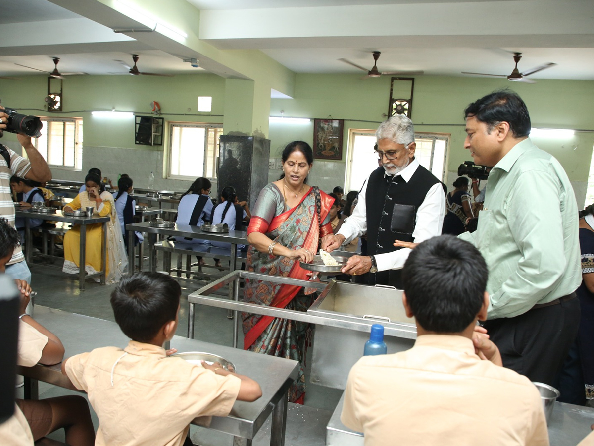 Murali Mohan Celebrated His 61st Wedding Anniversary9