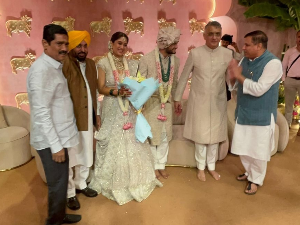 Political Leaders And officials Attend Supriya Sule Daughter Wedding in Mumbai Photos23