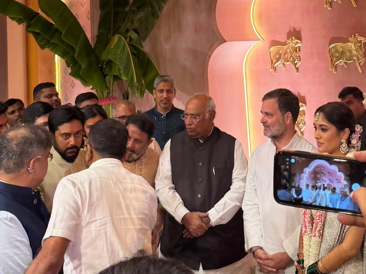 Political Leaders And officials Attend Supriya Sule Daughter Wedding in Mumbai Photos4