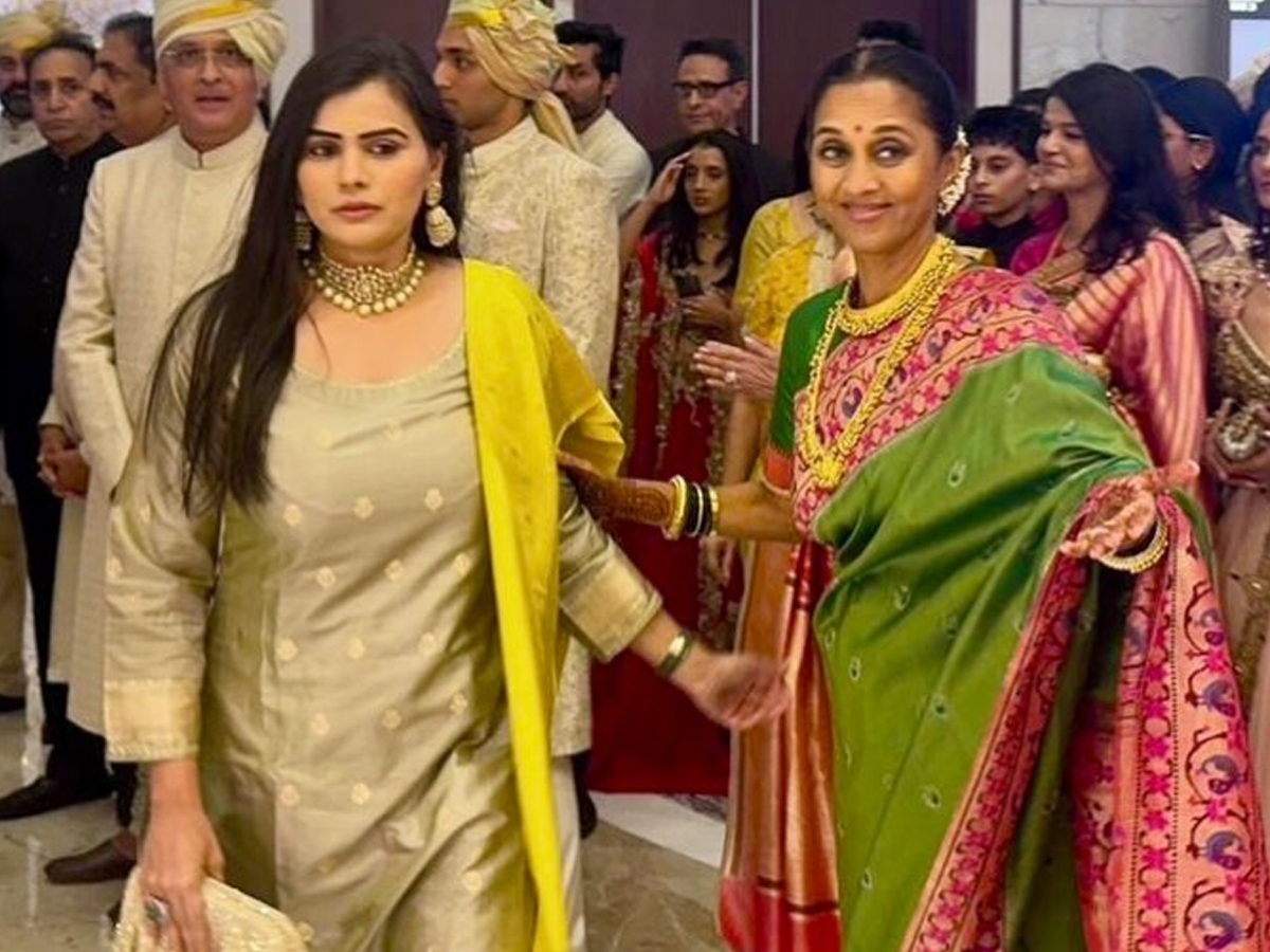Political Leaders And officials Attend Supriya Sule Daughter Wedding in Mumbai Photos7