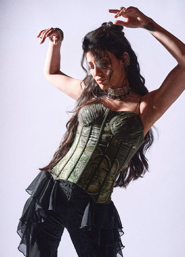 "Shruti Haasan in Different Poses: Stunning Photos"10