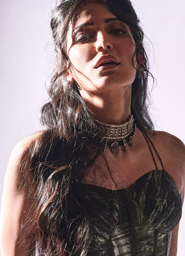 "Shruti Haasan in Different Poses: Stunning Photos"2