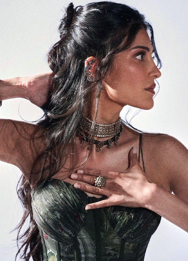 "Shruti Haasan in Different Poses: Stunning Photos"3