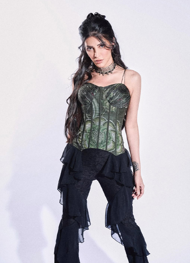 "Shruti Haasan in Different Poses: Stunning Photos"4